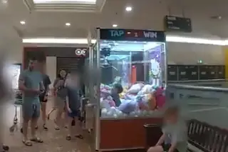 Imagen Niño queda atrapado en una máquina de peluches (+video)