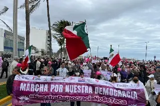 Imagen Con frío, cientos de personas marchan por la democracia en Veracruz-Boca del Río 