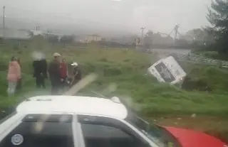 Imagen Vuelca ambulancia cuando acudía a emergencia en autopista de Veracruz