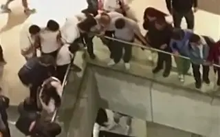 Imagen De 27 años de edad cae del primer piso una plaza comercial