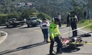 Imagen Motociclistas chocan de frente en carretera de Veracruz; hay 3 heridos 