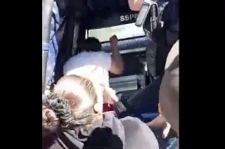 Imagen Golpea dentro de patrulla a presunta asesina de su hijo (+Video)