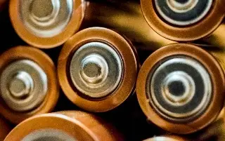 Imagen Desarrollan baterías con agua que reducen riesgo de explosión y son menos tóxicas