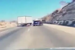 Imagen Autos cierran paso a camión de carga para asaltarlo