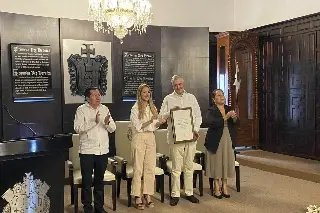 Imagen Entregan reconocimiento a José Manuel Asún por labor como rector de la UCC 