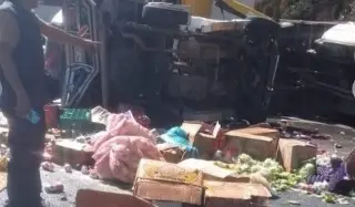 Imagen Realizan rapiña de fruta, verdura y cerveza tras accidente en autopista de Veracruz 
