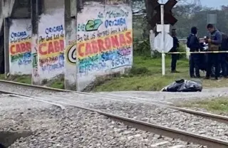 Imagen Dejan cuerpo embolsado junto a la vía del tren en zona centro de Veracruz