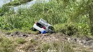 Imagen Cae vehículo a laguna Las Conchas en Nuevo Veracruz, y conductor lo deja abandonado 
