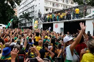 Imagen Bolsonaro lidera multitudinaria movilización contra Lula; se defiende de acusaciones de golpismo