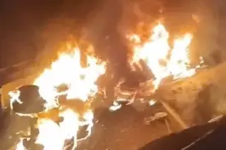 Imagen Tráiler vuelca y se incendia en la autopista Orizaba-Puebla