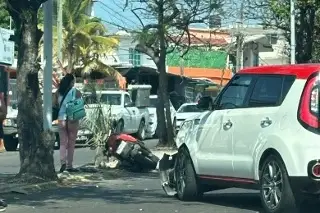 Imagen Se registra fuerte choque entre carro particular y moto en avenida de Veracruz 