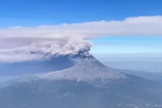 Imagen Suspenden vuelos en aeropuerto de Puebla por presencia de ceniza del volcán Popocatépetl