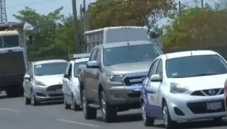 Imagen Reportan hasta 7 kilómetros de fila en autopista de Veracruz