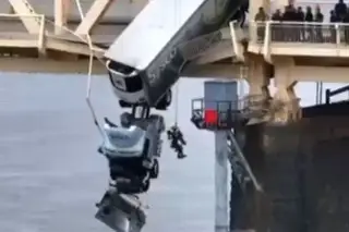 Imagen Viral: Así rescataron a conductora de tráiler que quedó colgando de un puente