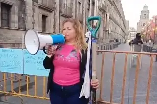 Protesta madre buscadora al exterior de Palacio Nacional