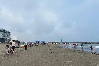 Aprovechan día festivo para acudir a las playas de Veracruz-Boca del Río