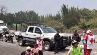 Imagen Chocan 3 motocicletas en autopista de Veracruz; reportan 6 heridos 