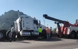 Imagen Tráiler choca contra barras metálicas en autopista de Veracruz 