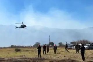 Imagen Evacuan a pobladores de la zona alta de Nogales por incendio forestal 