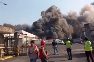 Imagen Fuerte incendio en parque industrial en Ixtaczoquitlán, Veracruz