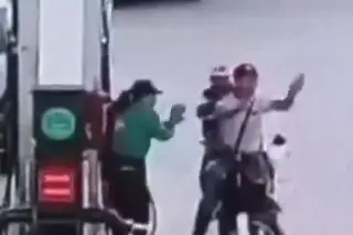 Imagen Despachadora rocía combustible a delincuentes y frustra asalto a gasolinería (+video)