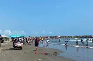 Así disfrutan turistas las playas de Boca del Río 