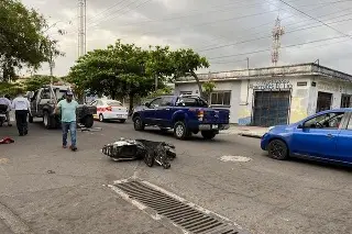 Imagen Pasa sin precaución, y choca a taxi con su moto en Centro de Veracruz