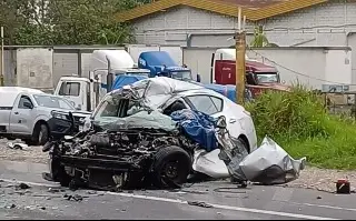 Imagen Muere prensado en su vehículo tras chocar contra camión en la Córdoba-Veracruz
