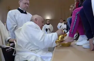 En silla de ruedas, Papa Francisco lava los pies a 12 reclusas por Jueves Santo
