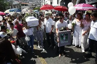 Imagen Familiares y amigos dan el último adiós a Camila, niña asesinada en Taxco