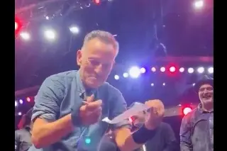 Imagen Bruce Springsteen firma 'justificante' 'fan' que faltó a la escuela por ir a verlo (+Video)
