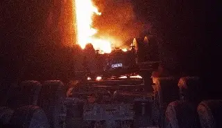 Imagen Tráiler vuelca y se incendia en autopista Orizaba - Puebla