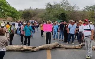 Imagen Habitantes de Chicontepec bloquean carretera en Tepezintla