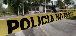 Imagen Lanzan bombas molotov al automóvil de director de escuela en Acayucan, Veracruz
