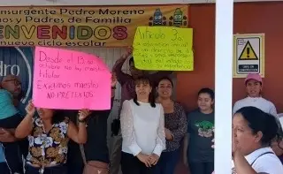 Imagen Padres de familia toman escuela en Xalapa; acusan que tienen 6 meses sin maestro 