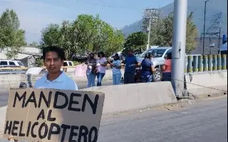 Imagen Habitantes de Río Blanco bloquean vialidad; exigen helicóptero para sofocar incendio forestal