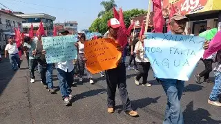Vecinos protestan y acusan que no tienen servicio de agua potable en colonias de Xalapa 