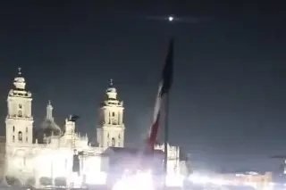 Imagen Polémica por bandera monumental del Zócalo en concierto de banda Interpol