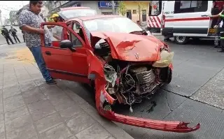 Imagen Conductor provoca aparatoso accidente en zona centro de Veracruz; hay 3 lesionados