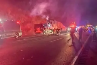 Imagen Se incendia camión en autopista de Veracruz 