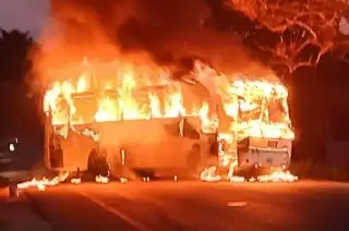 Imagen Sujetos armados queman varios vehículos en Cárdenas, Tabasco