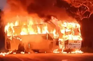 Imagen Sujetos incendian autobús en Tabasco; madre muere calcinada al salvar a su hijo