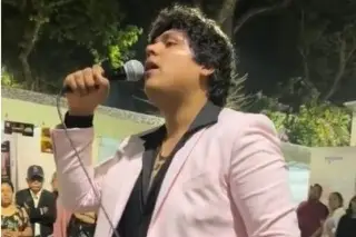 Imagen Joven sorprende al cantar idéntico a José José en Xalapa (+video) 
