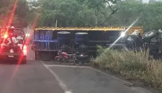 Imagen Vuelca camión cañero en carretera de Veracruz