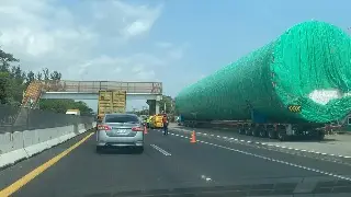 Imagen Realizan maniobras para trasladar tanques de planta cervecera, hay tráfico lento en autopista de Veracruz 