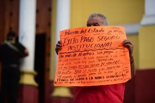 Imagen Maestro inicia huelga de hambre en Plaza Lerdo para exigir pago de seguro institucional