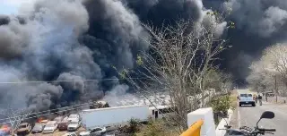 Reportan incendio de corralón de autos en Emiliano Zapata