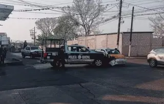 Imagen Chocan taxi y patrulla de policía en zona centro del estado de Veracruz; hay un lesionado 