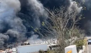 Liquidan incendio de corralón en Emiliano Zapata, Veracruz; reportan 300 vehículos dañados 