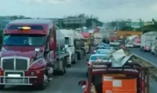 Reportan hasta 12 kilómetros de fila en autopista de Veracruz